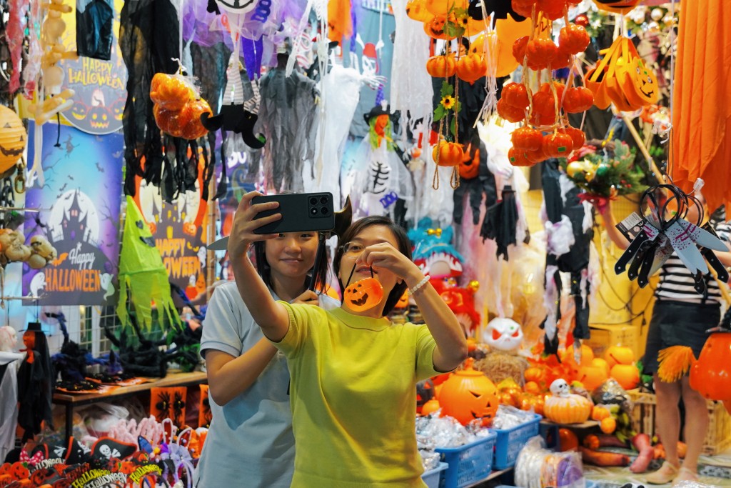 Phố Hàng Mã rực rỡ sắc màu Halloween, tưng bừng trước thềm lễ hội Phố Hàng Mã rực rỡ sắc màu Halloween, tưng bừng trước thềm lễ hội