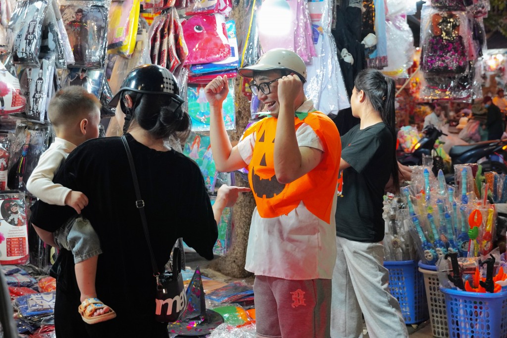 Phố Hàng Mã rực rỡ sắc màu Halloween, tưng bừng trước thềm lễ hội Phố Hàng Mã rực rỡ sắc màu Halloween, tưng bừng trước thềm lễ hội