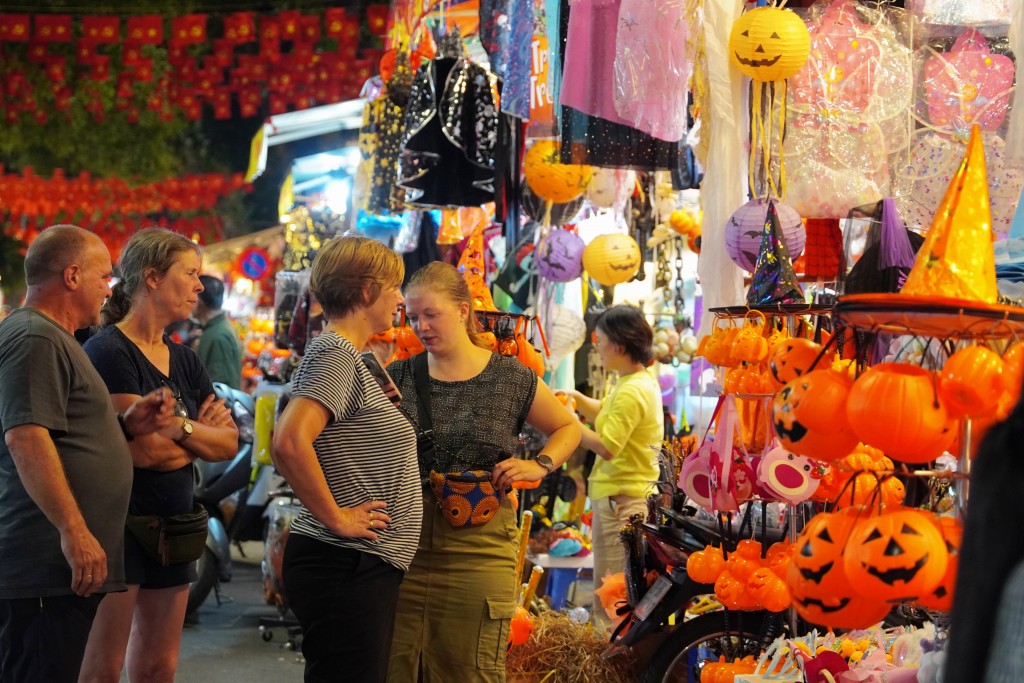 Phố Hàng Mã rực rỡ sắc màu Halloween, tưng bừng trước thềm lễ hội Phố Hàng Mã rực rỡ sắc màu Halloween, tưng bừng trước thềm lễ hội
