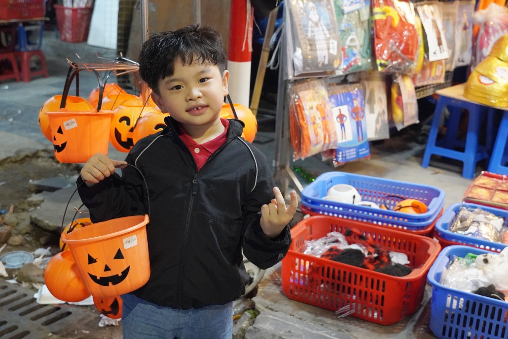 Phố Hàng Mã rực rỡ sắc màu Halloween, tưng bừng trước thềm lễ hội Phố Hàng Mã rực rỡ sắc màu Halloween, tưng bừng trước thềm lễ hội
