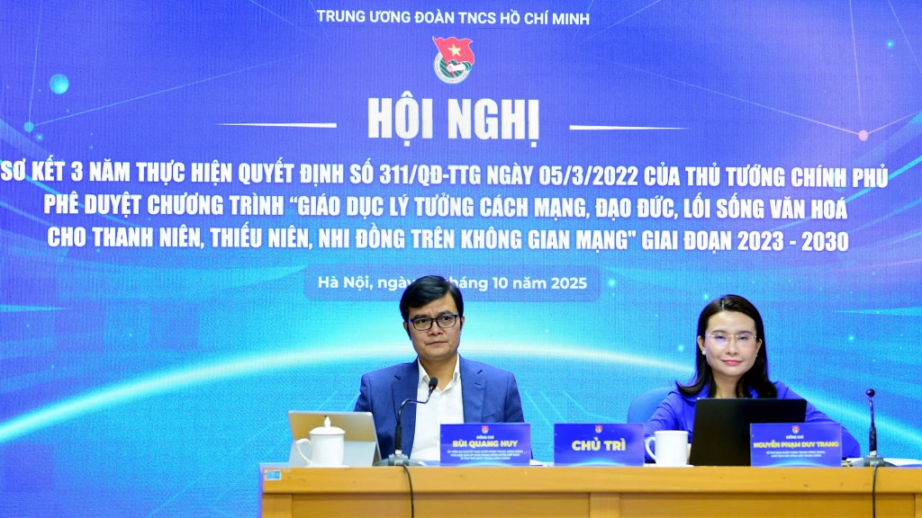 Ủy viên dự khuyết Trung ương Đảng, Phó Chủ tịch Ủy ban Trung ương Mặt  trận Tổ quốc Việt Nam, Bí thư thứ nhất Trung ương Đoàn Bùi Quang Huy; Bí thư Trung ương Đoàn, Chủ tịch Hội đồng Đội Trung ương Nguyễn Phạm Duy Trang chủ trì hội nghị. Ủy viên dự khuyết Trung ương Đảng, Phó Chủ tịch Ủy ban Trung ương Mặt  trận Tổ quốc Việt Nam, Bí thư thứ nhất Trung ương Đoàn Bùi Quang Huy; Bí thư Trung ương Đoàn, Chủ tịch Hội đồng Đội Trung ương Nguyễn Phạm Duy Trang chủ trì hội nghị.