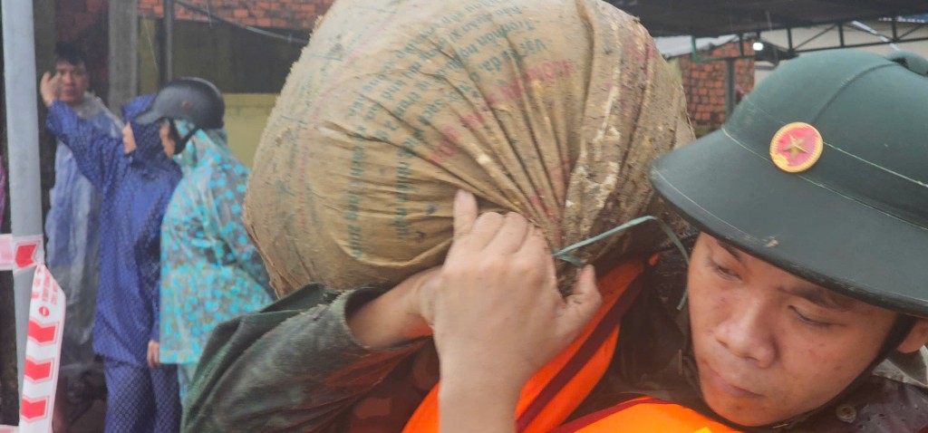 Hàng trăm người nỗ lực cứu bờ kè Duy Nghĩa đang sạt lở