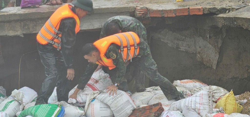 Hàng trăm người nỗ lực cứu bờ kè Duy Nghĩa đang sạt lở Hàng trăm người nỗ lực cứu bờ kè Duy Nghĩa đang sạt lở