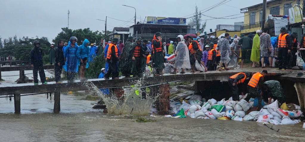 Hàng trăm người nỗ lực cứu bờ kè Duy Nghĩa đang sạt lở