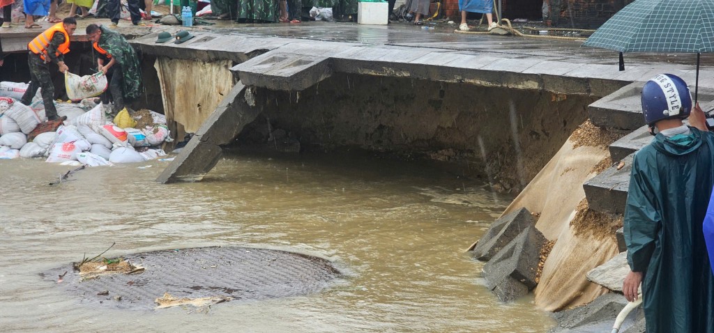 Hàng trăm người nỗ lực cứu bờ kè Duy Nghĩa đang sạt lở Hàng trăm người nỗ lực cứu bờ kè Duy Nghĩa đang sạt lở
