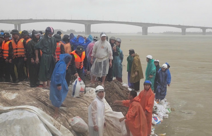 Hàng trăm người nỗ lực cứu bờ kè Duy Nghĩa đang sạt lở