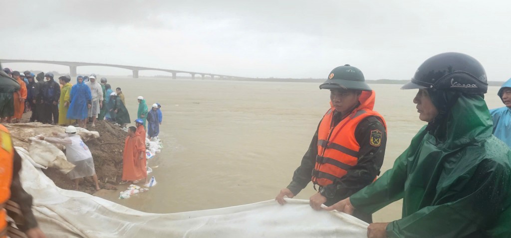 Hàng trăm người nỗ lực cứu bờ kè Duy Nghĩa đang sạt lở