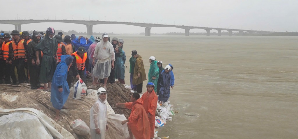 Hàng trăm người nỗ lực cứu bờ kè Duy Nghĩa đang sạt lở Hàng trăm người nỗ lực cứu bờ kè Duy Nghĩa đang sạt lở