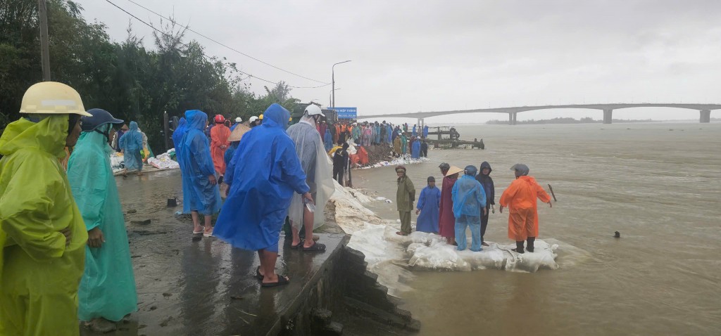 Hàng trăm người nỗ lực cứu bờ kè Duy Nghĩa đang sạt lở Hàng trăm người nỗ lực cứu bờ kè Duy Nghĩa đang sạt lở