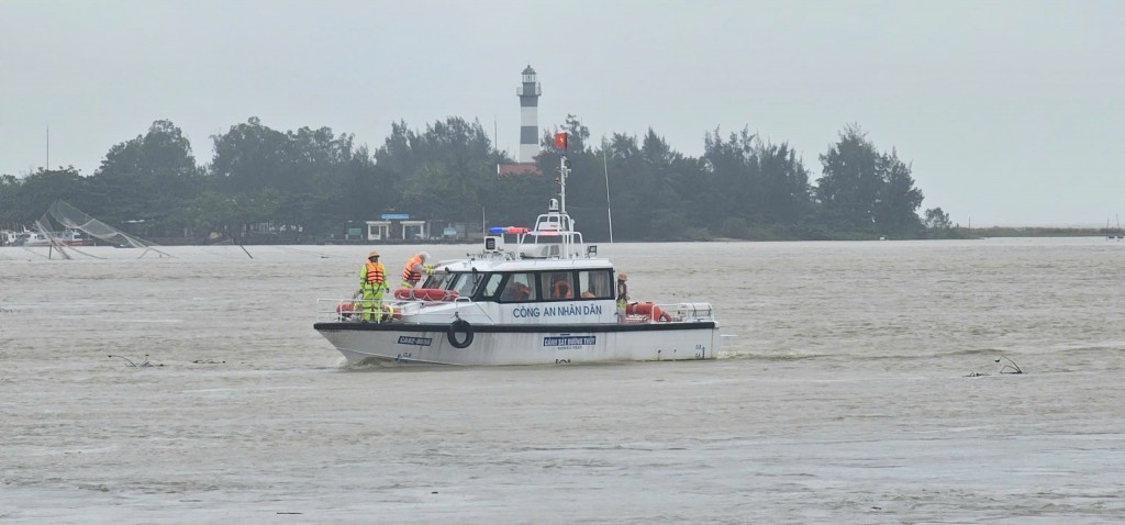 Hàng trăm người nỗ lực cứu bờ kè Duy Nghĩa đang sạt lở Hàng trăm người nỗ lực cứu bờ kè Duy Nghĩa đang sạt lở