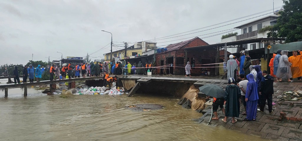 Hàng trăm người nỗ lực cứu bờ kè Duy Nghĩa đang sạt lở
