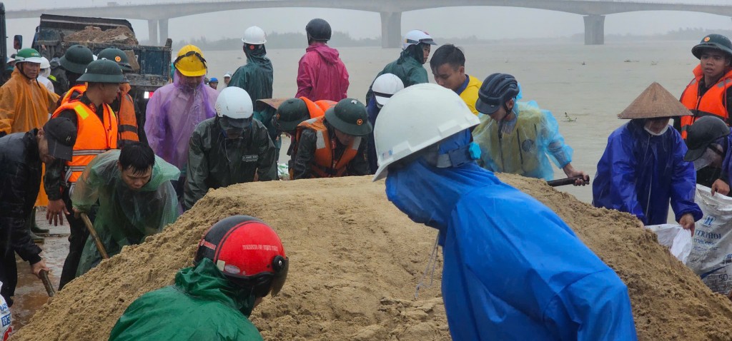 Hàng trăm người nỗ lực cứu bờ kè Duy Nghĩa đang sạt lở