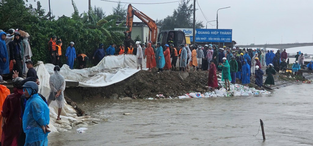 Hàng trăm người nỗ lực cứu bờ kè Duy Nghĩa đang sạt lở Hàng trăm người nỗ lực cứu bờ kè Duy Nghĩa đang sạt lở