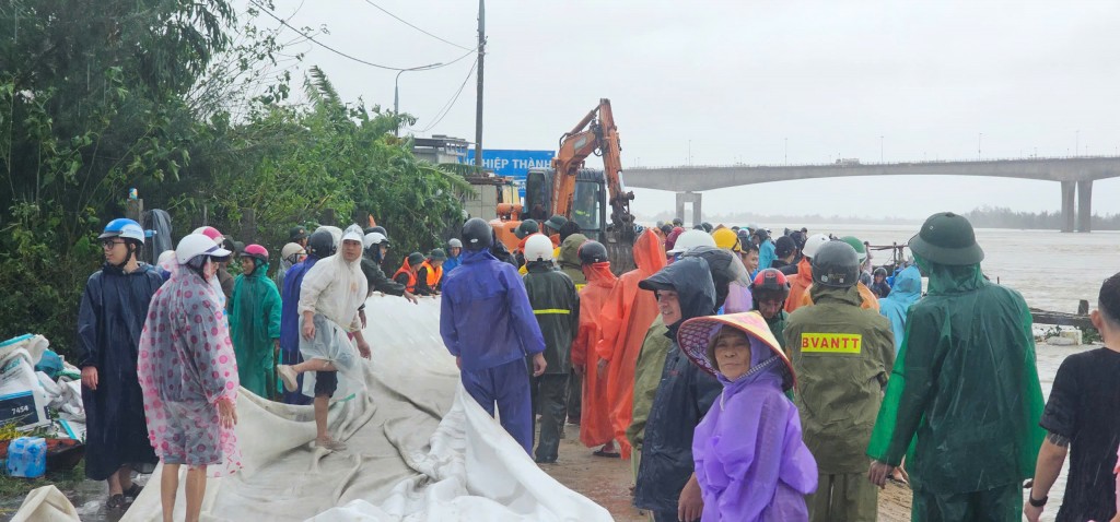 Hàng trăm người nỗ lực cứu bờ kè Duy Nghĩa đang sạt lở Hàng trăm người nỗ lực cứu bờ kè Duy Nghĩa đang sạt lở