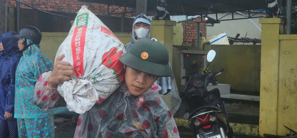 Hàng trăm người nỗ lực cứu bờ kè Duy Nghĩa đang sạt lở Hàng trăm người nỗ lực cứu bờ kè Duy Nghĩa đang sạt lở