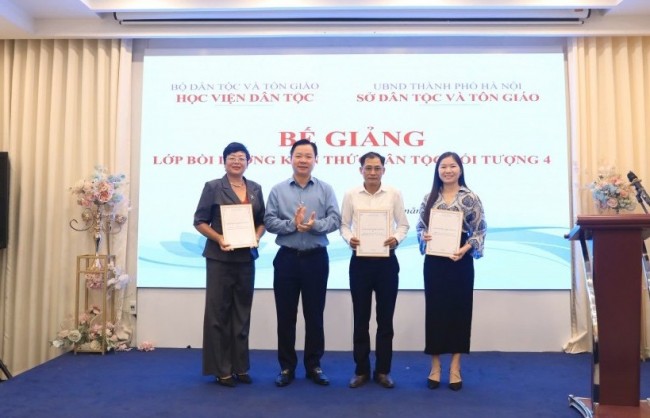 Trao chứng chỉ cho 85 học viên tham dự lớp bồi dưỡng kiến thức dân tộc đối tượng 4