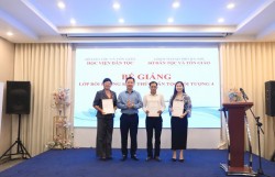 Trao chứng chỉ cho 85 học viên tham dự lớp bồi dưỡng kiến thức dân tộc đối tượng 4