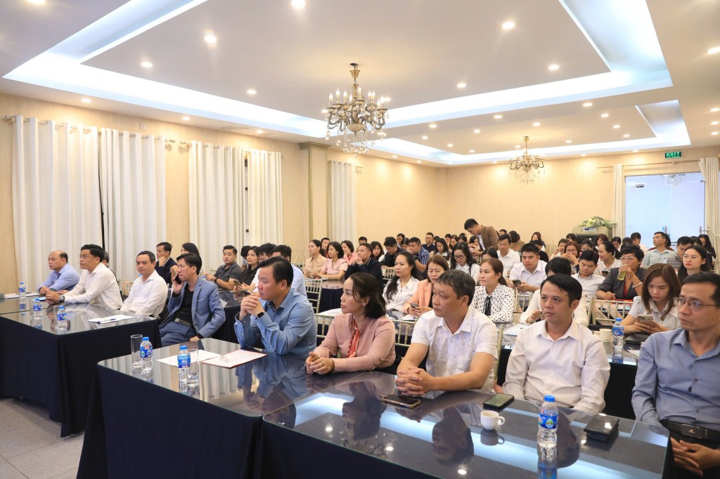 Trao chứng chỉ cho 85 học viên tham dự lớp bồi dưỡng kiến thức dân tộc đối tượng 4 Trao chứng chỉ cho 85 học viên tham dự lớp bồi dưỡng kiến thức dân tộc đối tượng 4