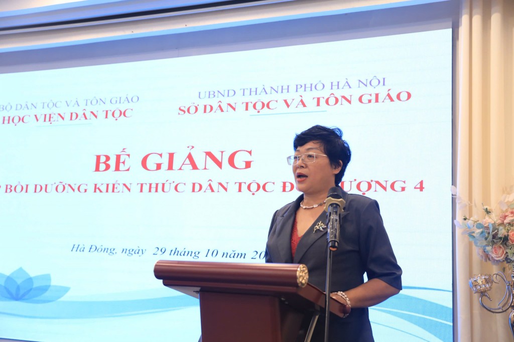 Trao chứng chỉ cho 85 học viên tham dự lớp bồi dưỡng kiến thức dân tộc đối tượng 4 Trao chứng chỉ cho 85 học viên tham dự lớp bồi dưỡng kiến thức dân tộc đối tượng 4