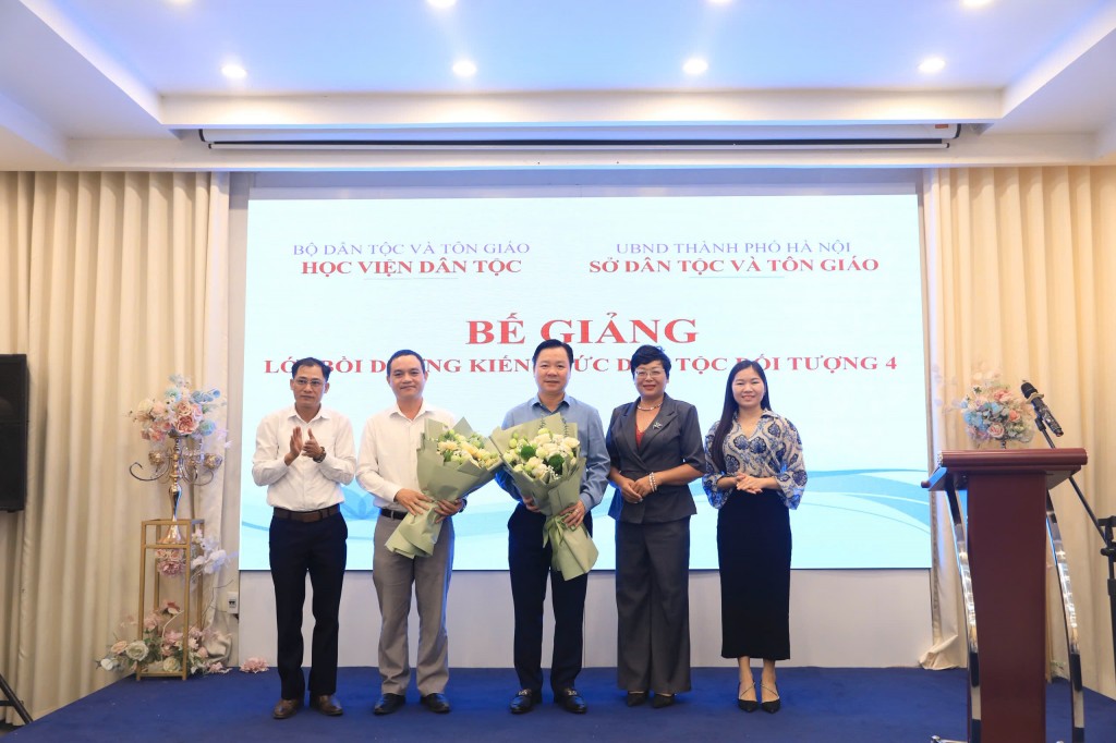 Trao chứng chỉ cho 85 học viên tham dự lớp bồi dưỡng kiến thức dân tộc đối tượng 4