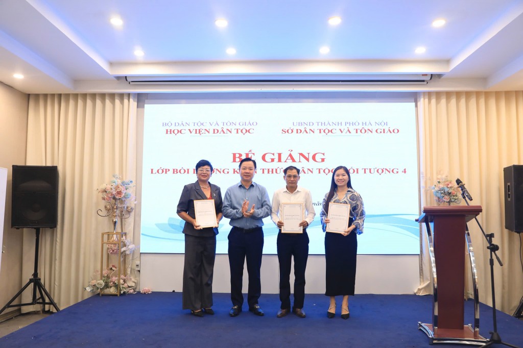 Trao chứng chỉ cho 85 học viên tham dự lớp bồi dưỡng kiến thức dân tộc đối tượng 4