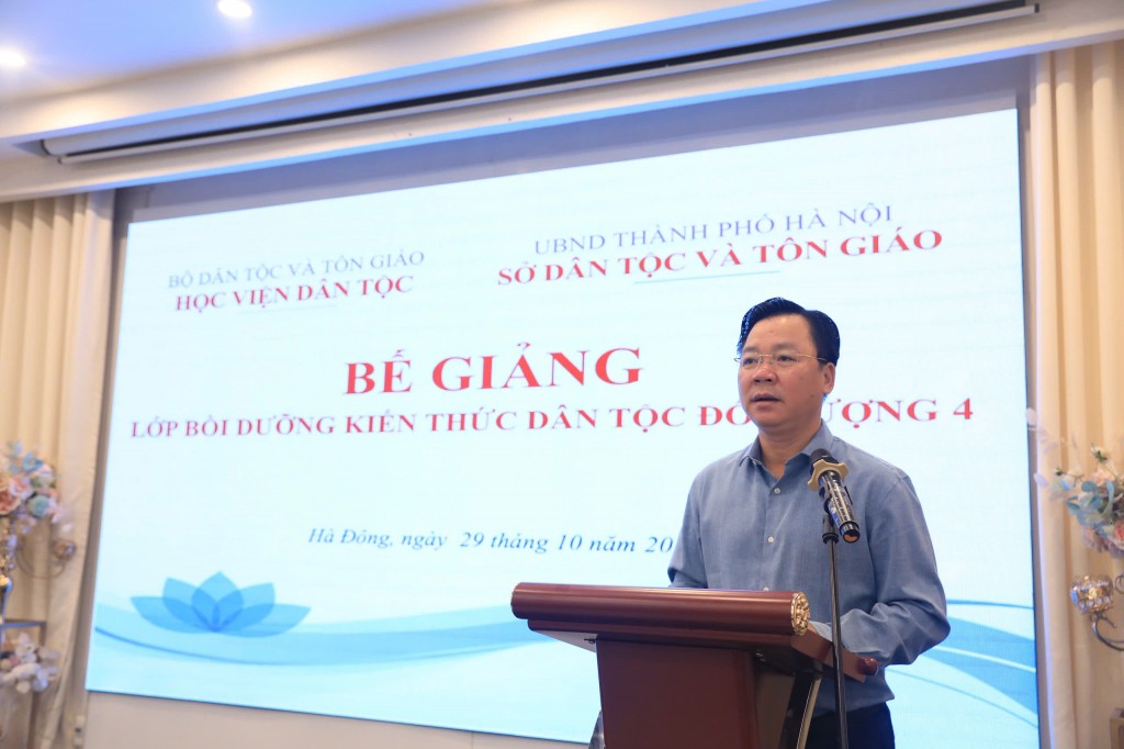 Trao chứng chỉ cho 85 học viên tham dự lớp bồi dưỡng kiến thức dân tộc đối tượng 4 Trao chứng chỉ cho 85 học viên tham dự lớp bồi dưỡng kiến thức dân tộc đối tượng 4