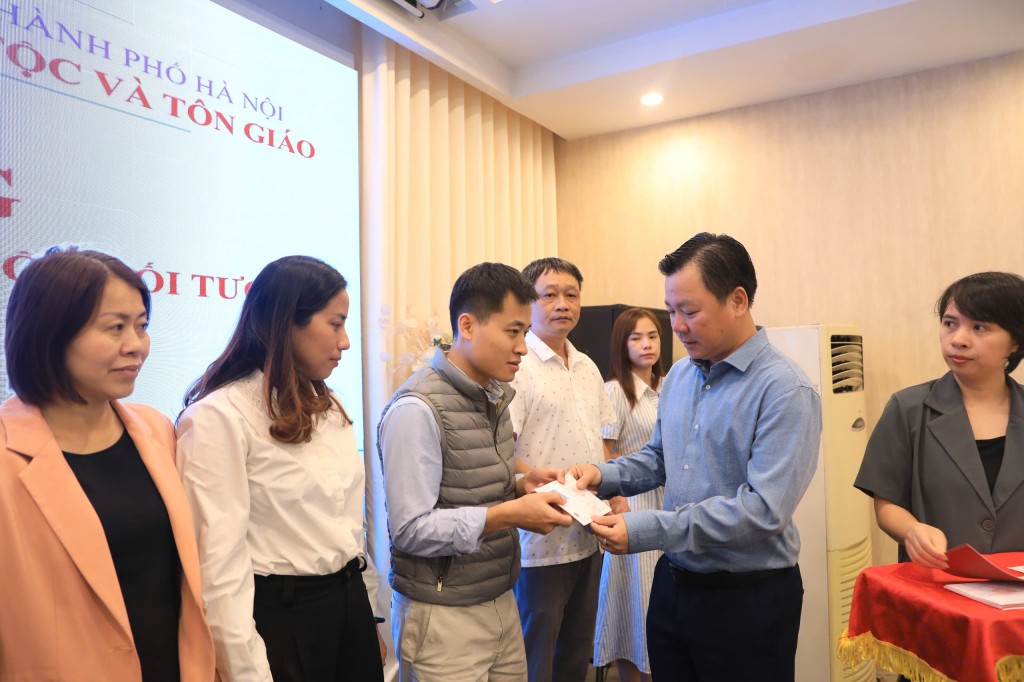 Trao chứng chỉ cho 85 học viên tham dự lớp bồi dưỡng kiến thức dân tộc đối tượng 4