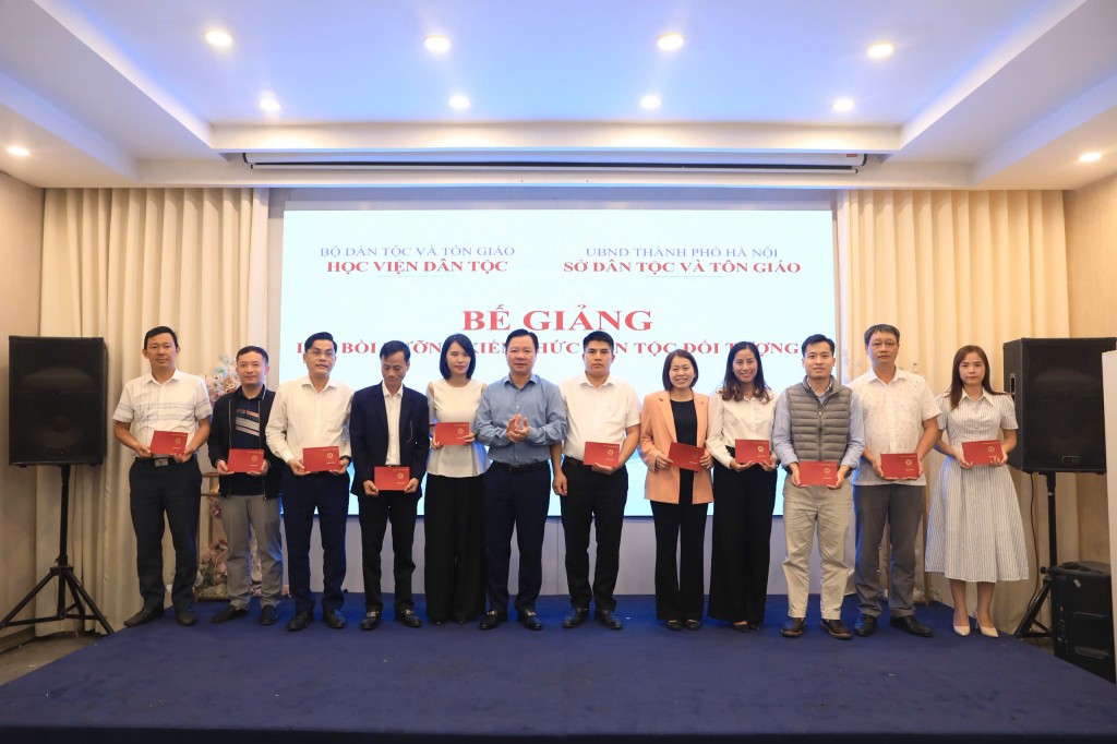 Trao chứng chỉ cho 85 học viên tham dự lớp bồi dưỡng kiến thức dân tộc đối tượng 4