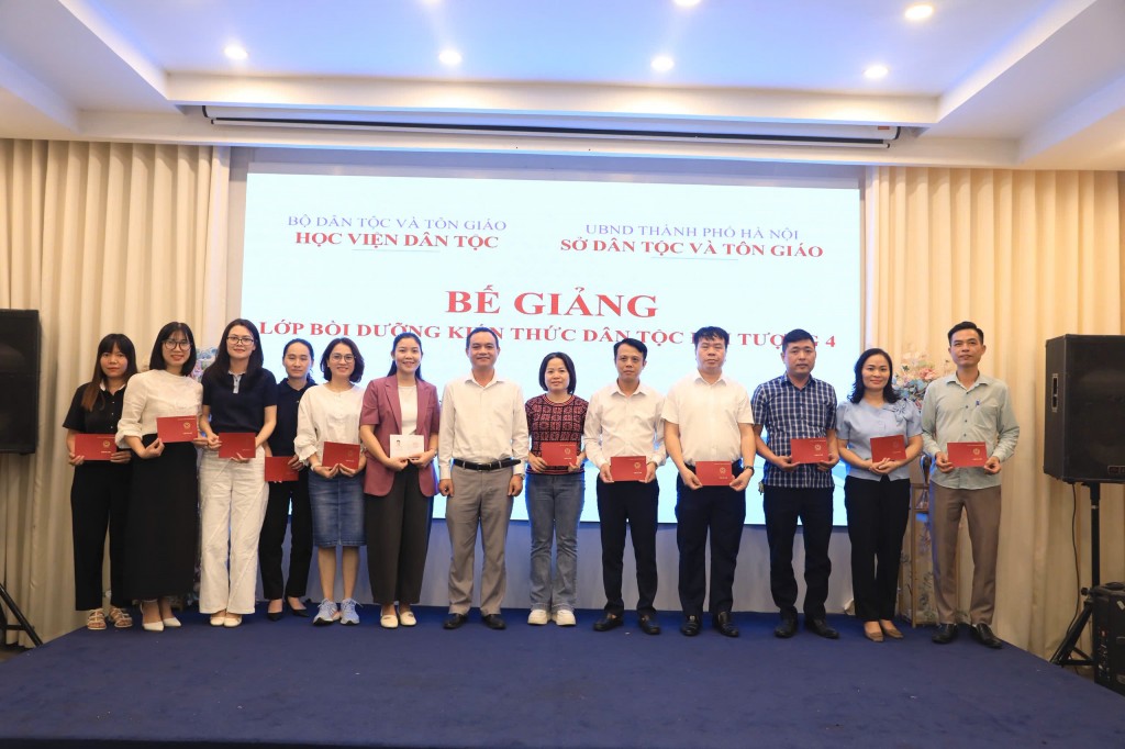 Trao chứng chỉ cho 85 học viên tham dự lớp bồi dưỡng kiến thức dân tộc đối tượng 4