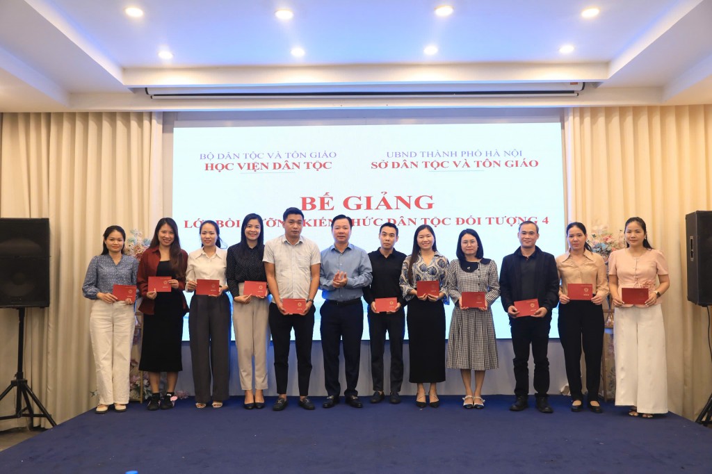 Trao chứng chỉ cho 85 học viên tham dự lớp bồi dưỡng kiến thức dân tộc đối tượng 4