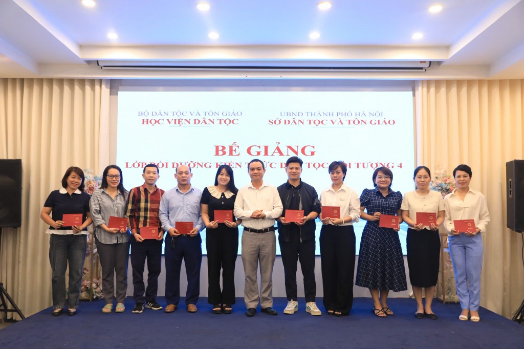 Trao chứng chỉ cho 85 học viên tham dự lớp bồi dưỡng kiến thức dân tộc đối tượng 4