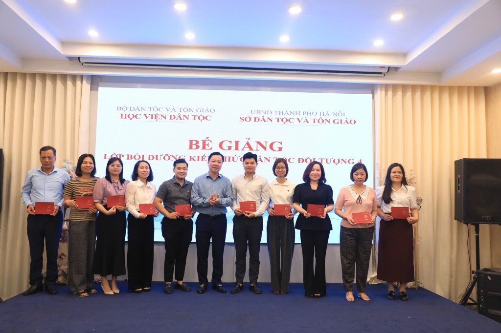 Trao chứng chỉ cho 85 học viên tham dự lớp bồi dưỡng kiến thức dân tộc đối tượng 4