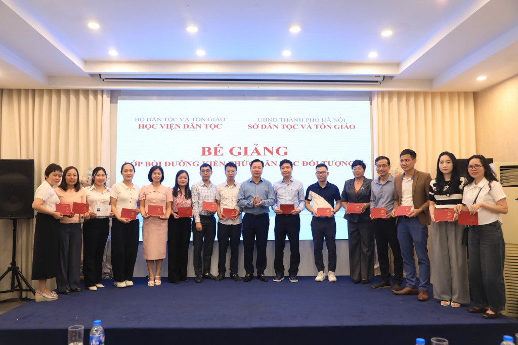 Trao chứng chỉ cho 85 học viên tham dự lớp bồi dưỡng kiến thức dân tộc đối tượng 4