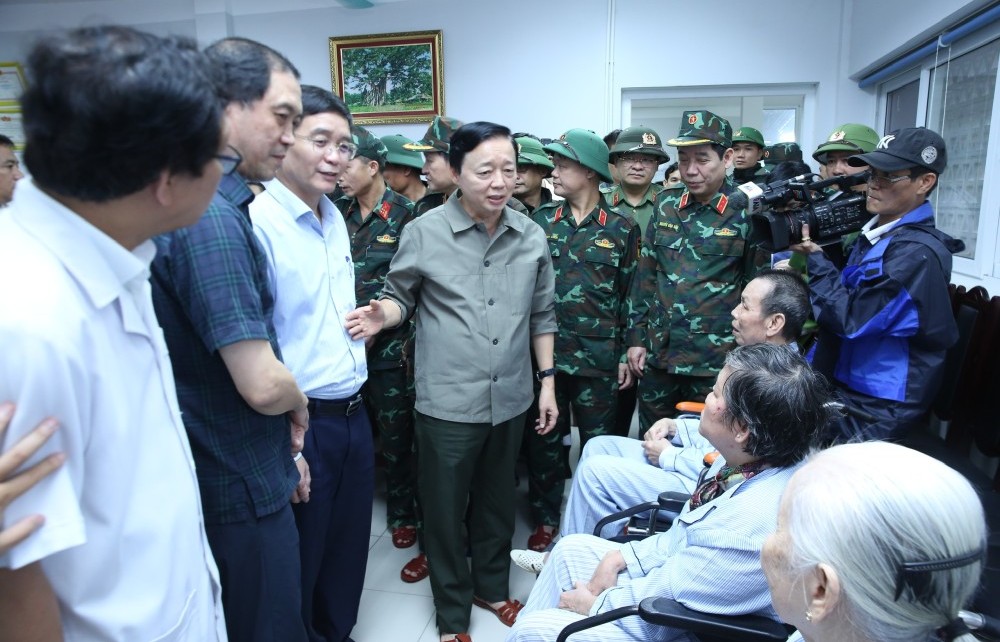 Phó Thủ tướng Trần Hồng Hà thăm hỏi các bệnh nhân phải di dời