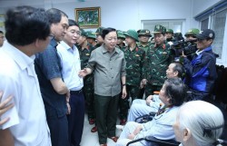 Phó Thủ tướng Trần Hồng Hà thăm hỏi các bệnh nhân phải di dời