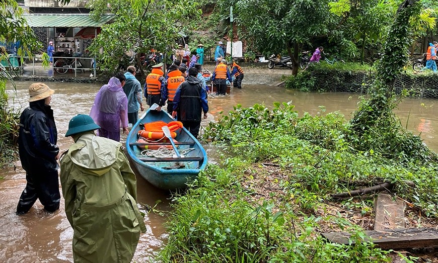 Lực lượng chức năng phối hợp cùng người dân tổ chức tìm kiếm nạn nhân mất tích.