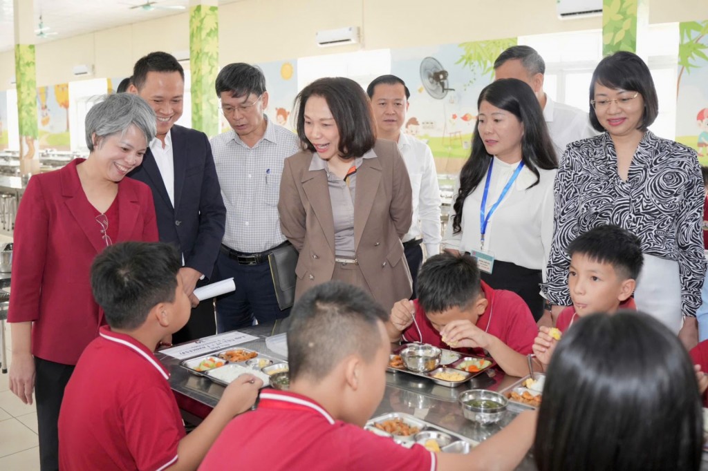 Bữa cơm học đường: Siết chặt quản lý an toàn từ bếp đến bàn ăn