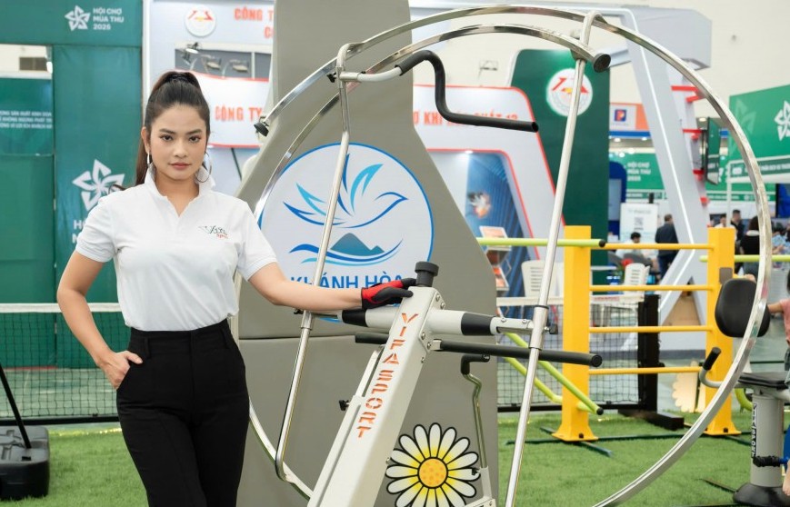 Diễn viên Thúy Hằng gây chú ý tại Hội chợ Mùa thu lần thứ nhất