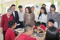 Bữa cơm học đường: Siết chặt quản lý an toàn từ bếp đến bàn ăn