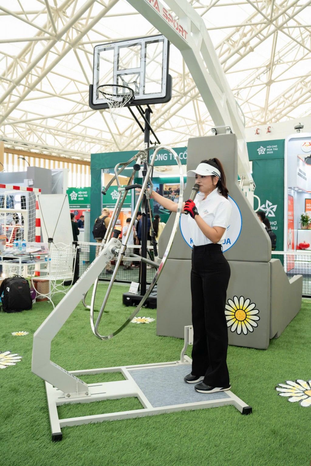 Diễn viên Thúy Hằng gây chú ý tại Hội chợ Mùa thu lần thứ nhất Diễn viên Thúy Hằng gây chú ý tại Hội chợ Mùa thu lần thứ nhất