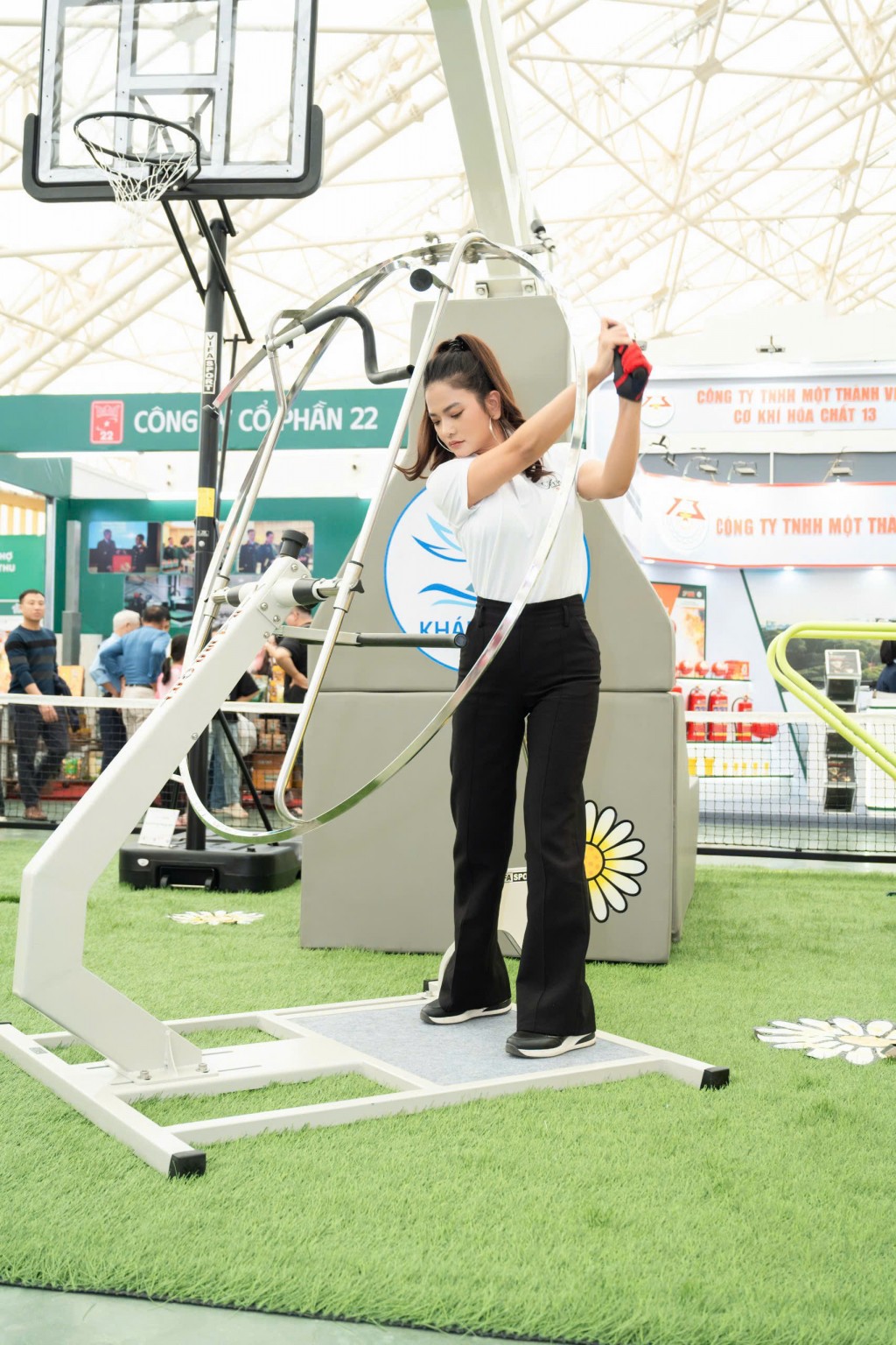 Diễn viên Thúy Hằng gây chú ý tại Hội chợ Mùa thu lần thứ nhất Diễn viên Thúy Hằng gây chú ý tại Hội chợ Mùa thu lần thứ nhất