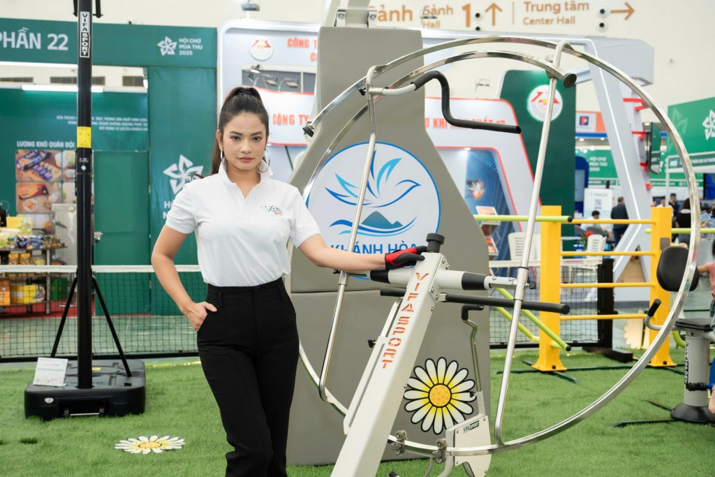 Diễn viên Thúy Hằng gây chú ý tại Hội chợ Mùa thu lần thứ nhất Diễn viên Thúy Hằng gây chú ý tại Hội chợ Mùa thu lần thứ nhất