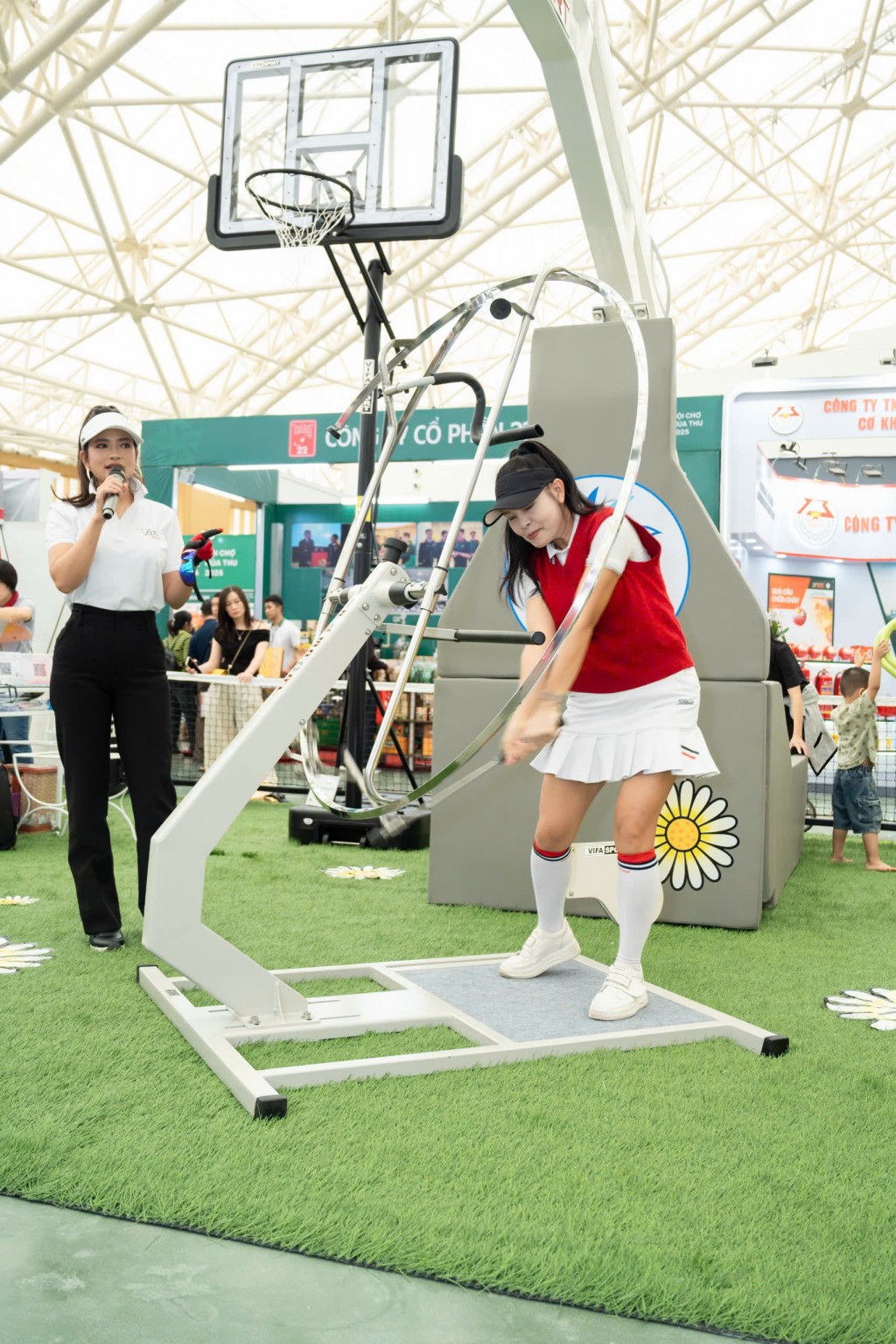 Diễn viên Thúy Hằng gây chú ý tại Hội chợ Mùa thu lần thứ nhất Diễn viên Thúy Hằng gây chú ý tại Hội chợ Mùa thu lần thứ nhất