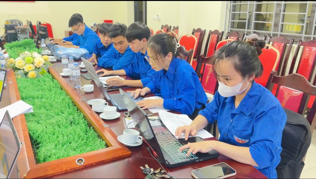 Tuổi trẻ xã Phù Đổng chung tay làm sạch cơ sở dữ liệu đất đai