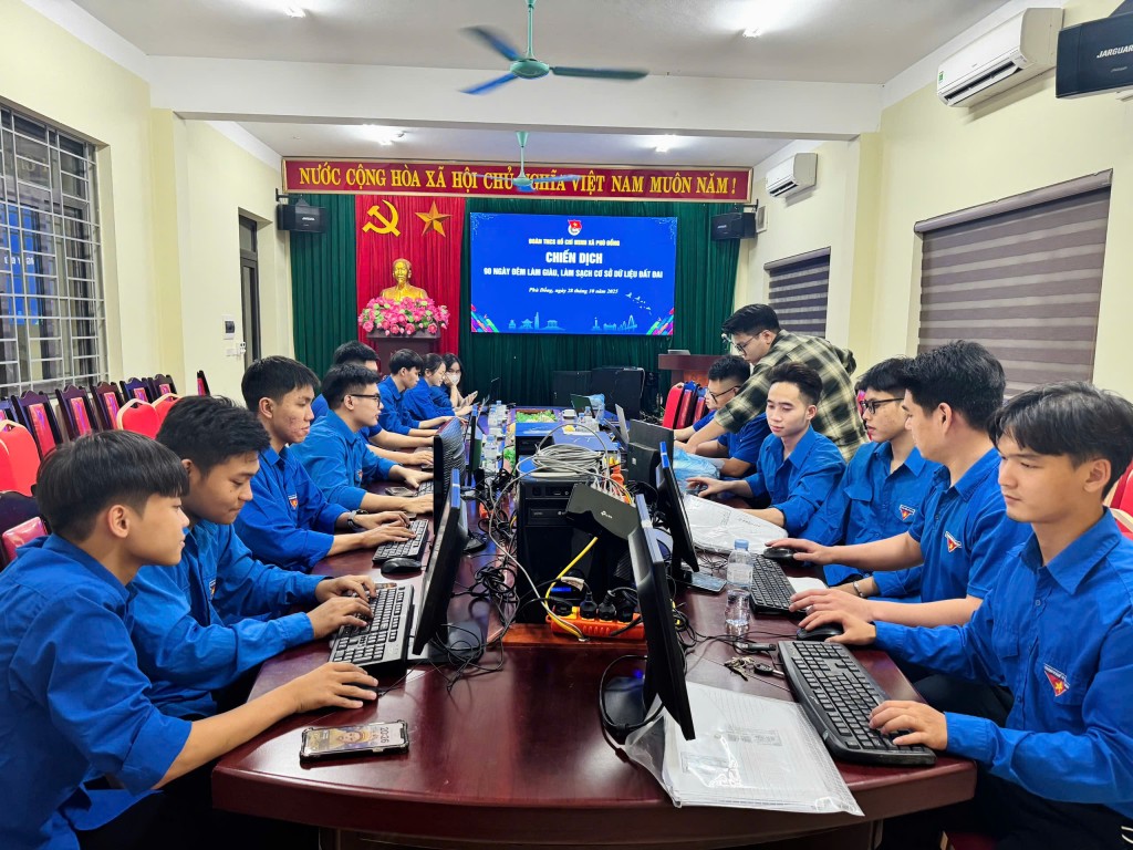 Tuổi trẻ xã Phù Đổng chung tay làm sạch cơ sở dữ liệu đất đai