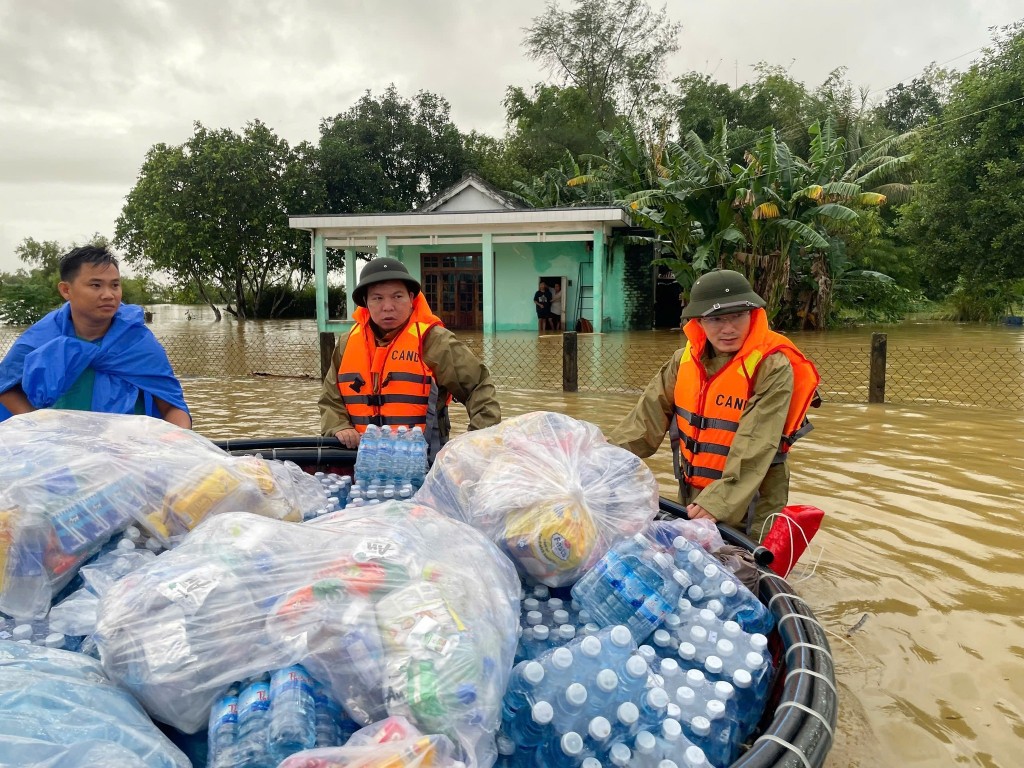 Công an Đà Nẵng có mặt tại điểm nóng ứng cứu người dân Công an Đà Nẵng có mặt tại điểm nóng ứng cứu người dân