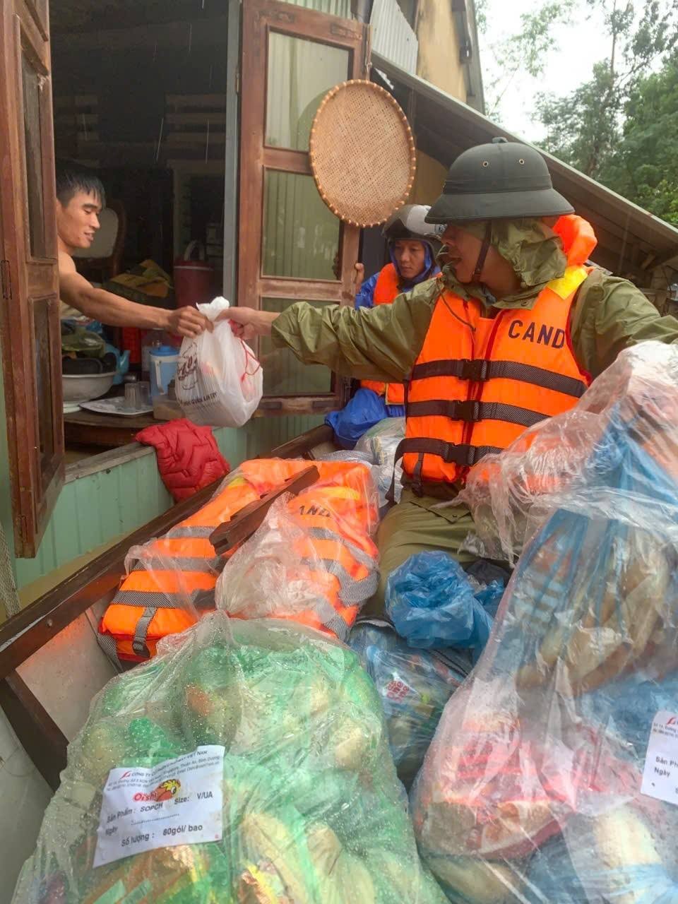 Công an phường Điện Bàn Bắc, thành phố Đà Nẵng chèo thuyền đến từng nhà dân hỗ trợ nhu yếu phẩm, thức ăn nhanh cho các hộ dân bị ngập sâu trên địa bàn phường. Công an phường Điện Bàn Bắc, thành phố Đà Nẵng chèo thuyền đến từng nhà dân hỗ trợ nhu yếu phẩm, thức ăn nhanh cho các hộ dân bị ngập sâu trên địa bàn phường.