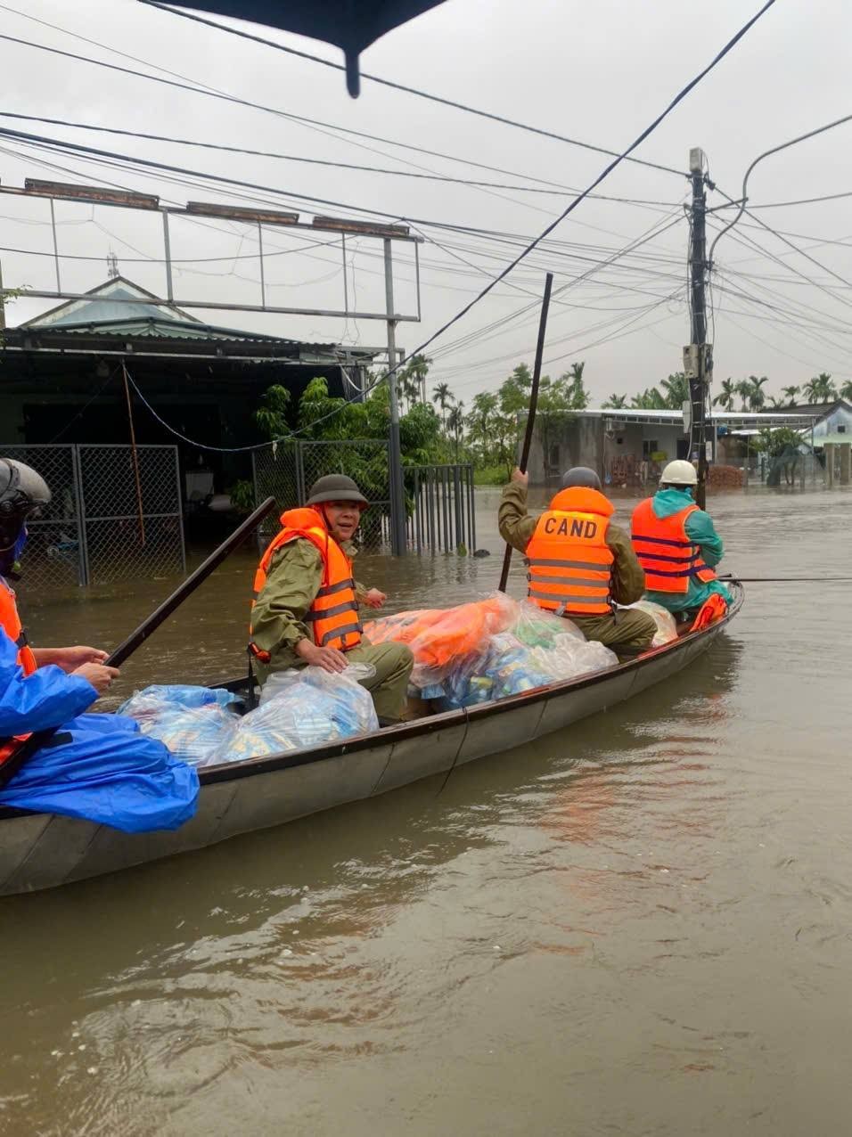 Tại các địa phương khác, hình ảnh người chiến sĩ Công an luôn ở tuyến đầu. Tại các địa phương khác, hình ảnh người chiến sĩ Công an luôn ở tuyến đầu.