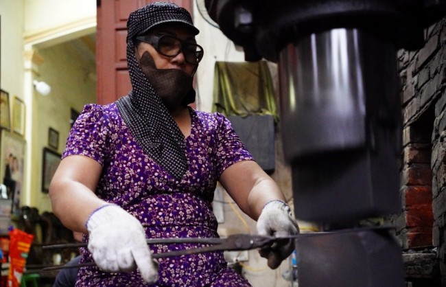 Tay quai, tay búa “giữ hồn” làng nghề Đa Sỹ