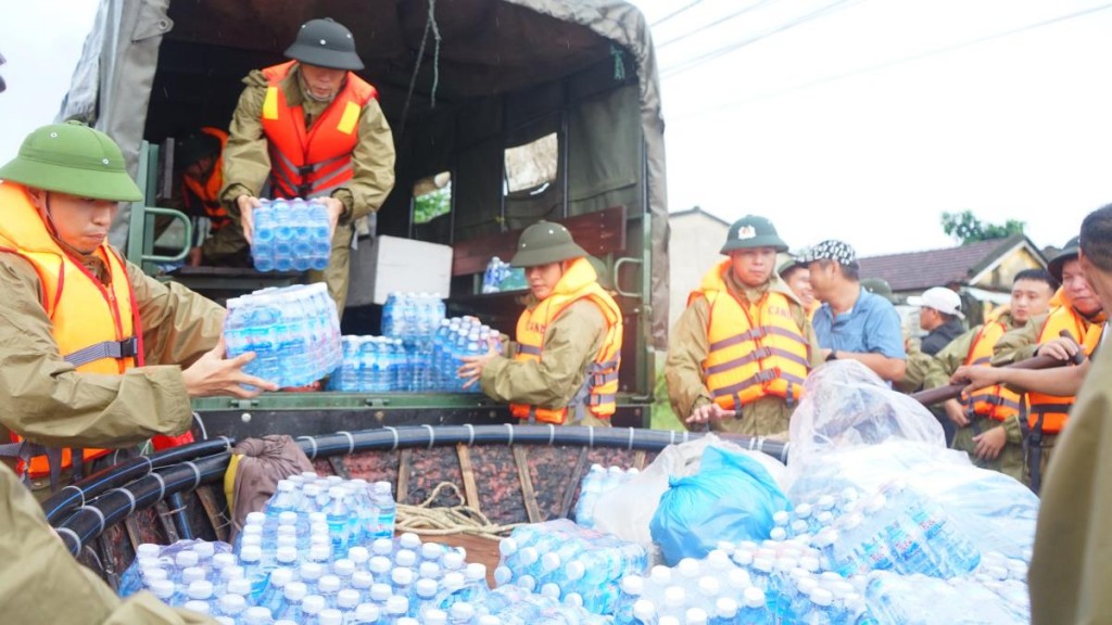 Lực lượng Công an TP đã huy động nhiều ca nô phối hợp cùng các lực lượng Quân khu 5 và Trung đoàn Cảnh sát cơ động Trung bộ vận chuyển hàng trăm phần quà, nước uống và thực phẩm vào vùng ngập. Lực lượng Công an TP đã huy động nhiều ca nô phối hợp cùng các lực lượng Quân khu 5 và Trung đoàn Cảnh sát cơ động Trung bộ vận chuyển hàng trăm phần quà, nước uống và thực phẩm vào vùng ngập.